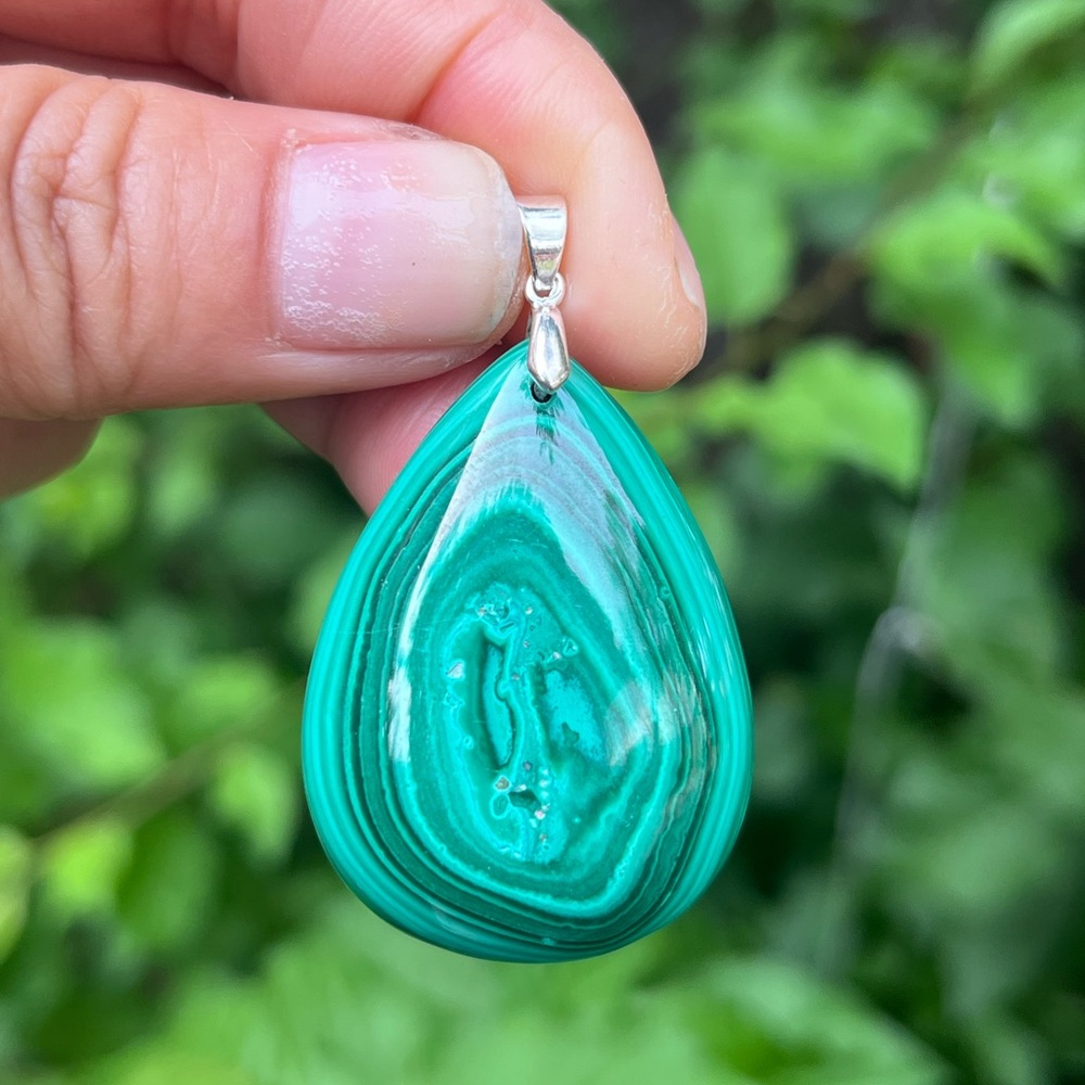 Sterling silver natural banded teardrop malachite pendant‎